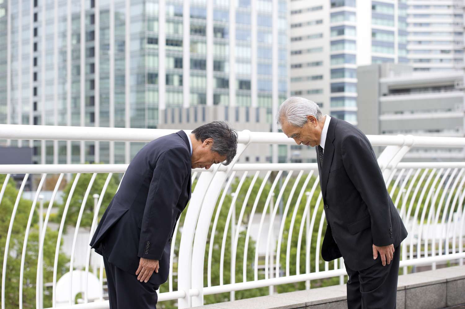 men-bowing-in-japan-a49a96e99f0f4f64a524c7f449ca77cc