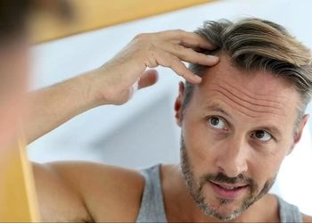 چه عواملی باعث ریزش موی مردان می‌شوند؟