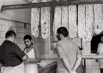 قیمت انواع نان ۷۰ سال پیش/ عکس