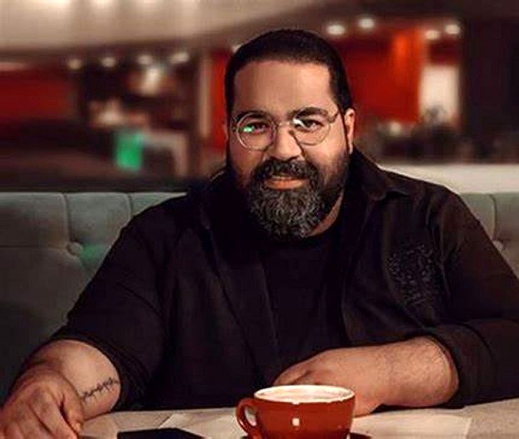 رضا صادقی در دهه ۶۰ سر صف مدرسه در حال تلاوت قرآن/ عکس