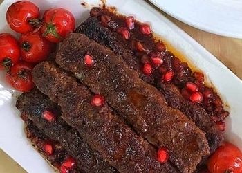 طرز تهیه «کباب ترش تابه‌ای» با رب انار و سس گردو