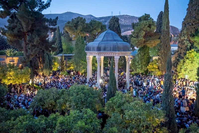 فال حافظ ۱۲ آبان ماه ۱۴۰۳/گفتم به باد می‌دهدم باده نام و ننگ