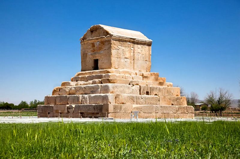 چرا مقبره کوروش با دیگر شاهان هخامنشی فرق دارد؟