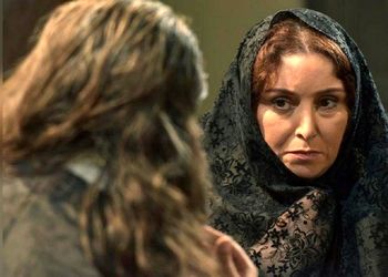 عکس سیاه‌پوش ژاله صامتی در سوگ مادرش