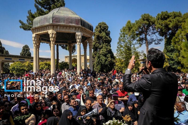تصاویری از تحویل سال نو در آرامگاه حافظ ‎