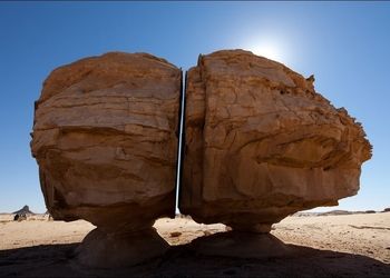 معمای یک تخته‌سنگ عجیب در صحرای عربستان