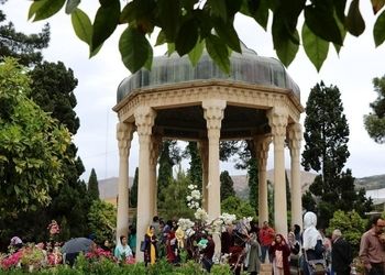 فال حافظ ۱۸ فروردین ماه ۱۴۰۴/ فاش می‌گویم و از گفته خود دلشادم